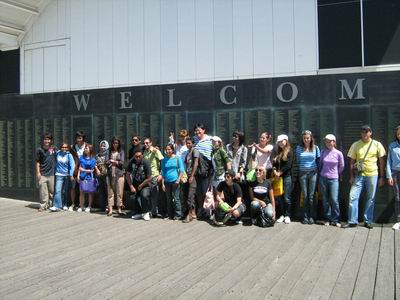 college_students_at_darling_harbour.jpg