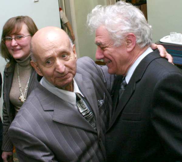 Б.Л.&nbsp;Дратвер на 75-річному ювілеї З.Ю.&nbsp;Філєра 11 листопада 2008 року, одна з останніх фотографій Бориса Леонтійовича